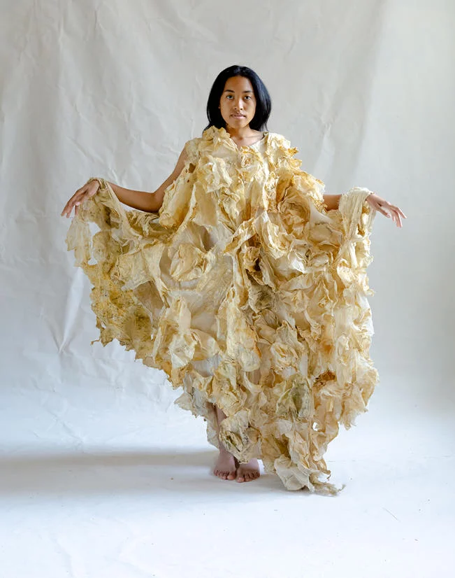 达莎·察彭科用菌丝和复古乌克兰蕾丝培育可生物降解婚纱 4 gj402 al5b8