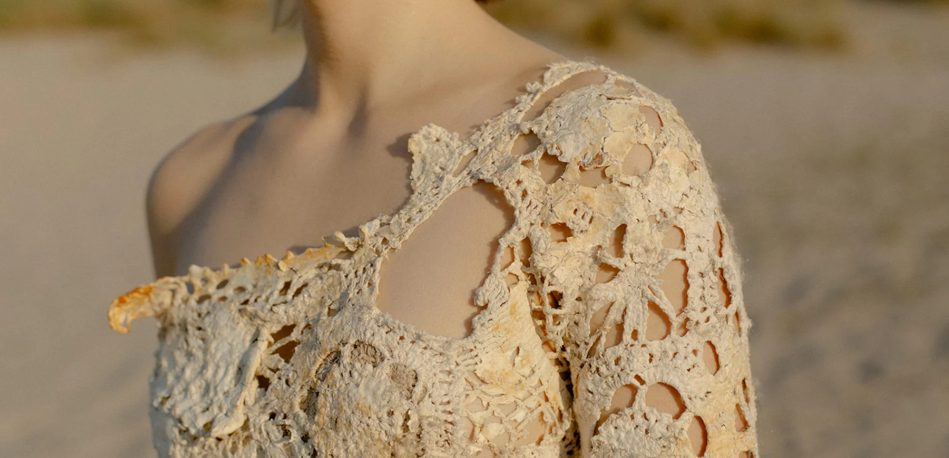 达莎·察彭科用菌丝和复古乌克兰蕾丝培育可生物降解婚纱 1 hvcu4 msygz